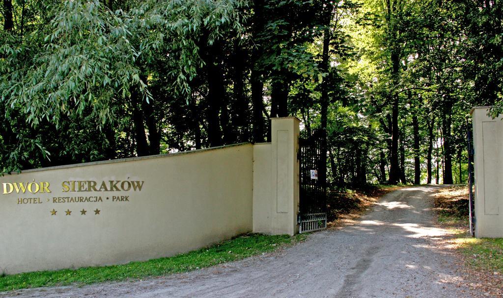 Dwor Sierakow Hotel Eksteriør billede