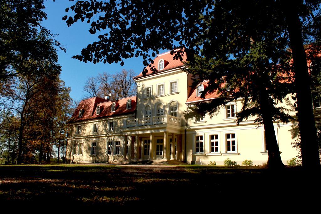 Dwor Sierakow Hotel Eksteriør billede